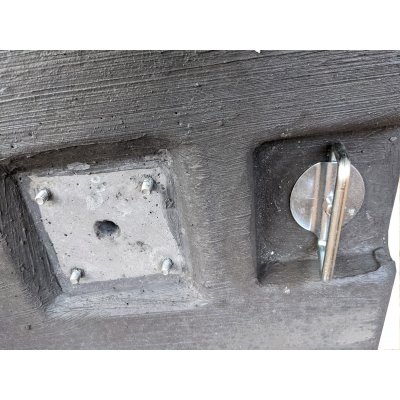 particolare base in cemento grigio, maniglia e alloggiamento tubo