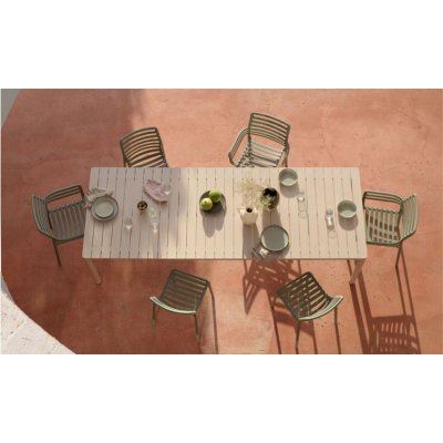 tavolo Tevere colore corda con sedie serie Doga collection colore menta