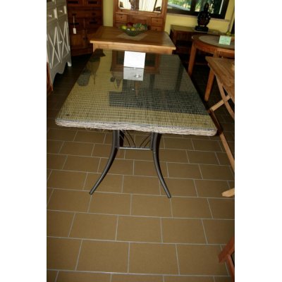 tavolo rettangolare in acciaio e materiale sintetico intrecciato