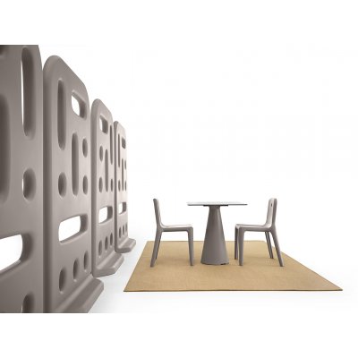 divisorio Groove colore standard ambra (AMB) con Dot table e sedia Mellow