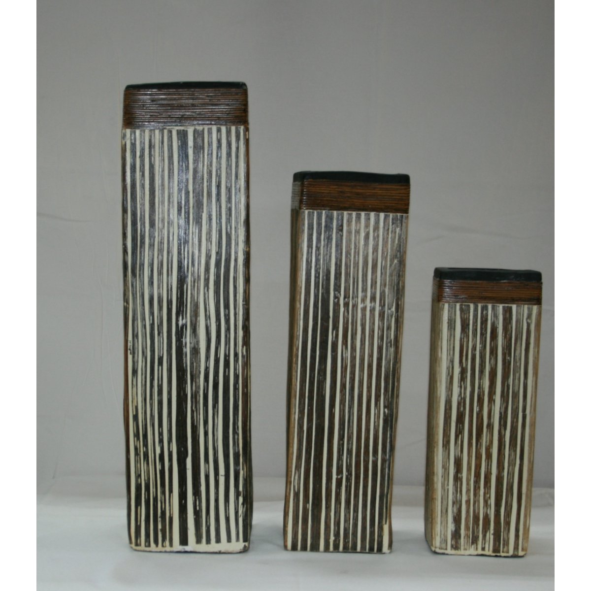Tris di vasi in terracotta rivestiti di bambù