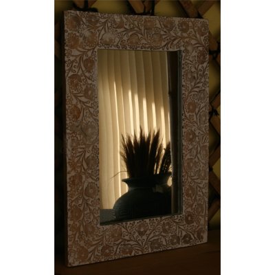 Specchio con cornice in legno lavorata a mano