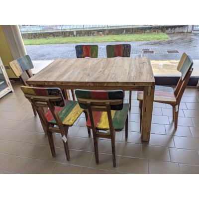 tavolo Skorpion con sedie tek colorate