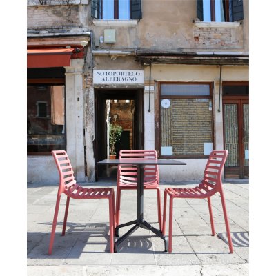 sedie Doga Bistrot colore Marsala con tavolino Frasca